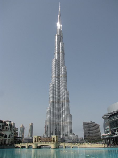 110211_burj khalifa.jpg - Vrijdag gaan we kijken bij alles wat het grootste ter wereld is.Wat een waanzinnig hoog gebouw, de Burj Khalifa. 828 meter hoog en in 2011 nogsteeds het hoogste gebouw ter wereld.